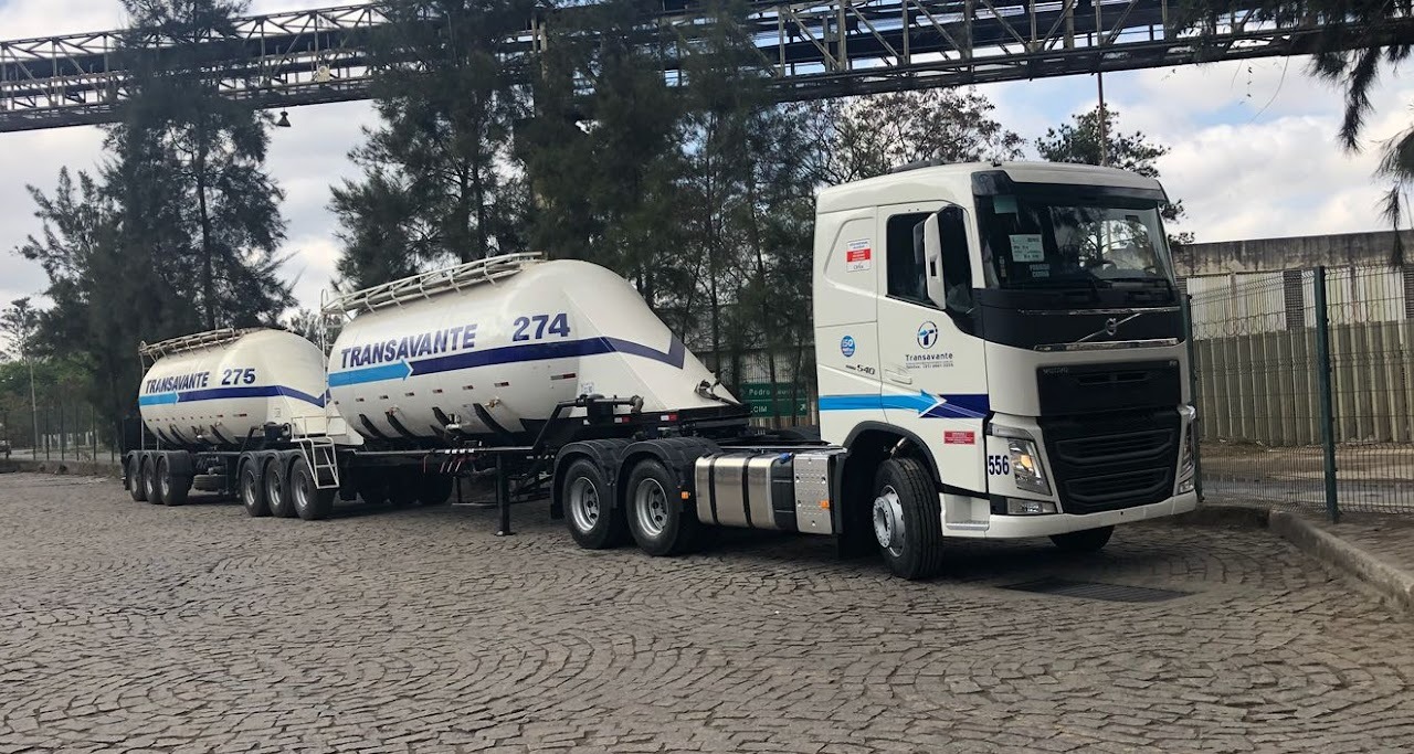 Caminhão Transavante com carretas silo para transporte a granel